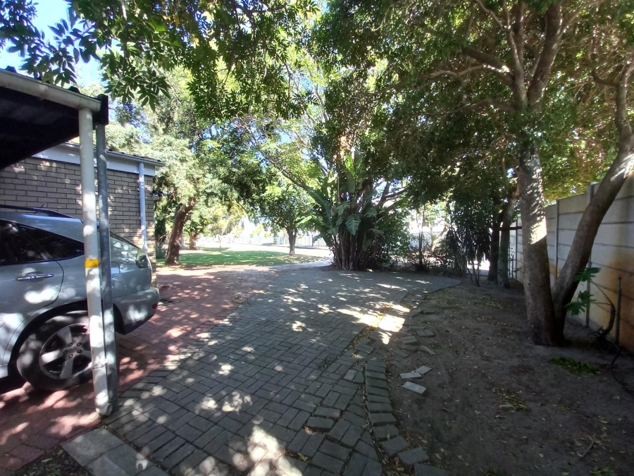 To Let 4 Bedroom Property for Rent in Rouxville Western Cape